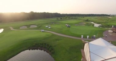 Yeşil golf sahası havadan görünümü