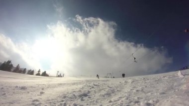 Kız dağdan kayaklar üzerinde iner.