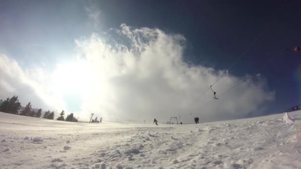 Девушка спускается с горы на лыжах — стоковое видео