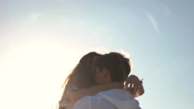 Adam holding kız kollarını ve spin