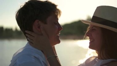 Gülümseyen ve öpüşme çift yakın çekim