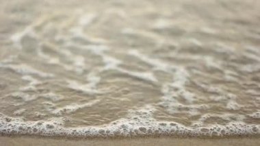 Dalgalar kum üzerinde