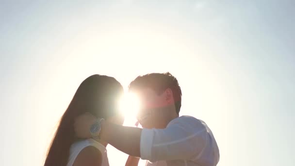 Paar küsst sich auf dem blauen Himmel Hintergrund — Stockvideo