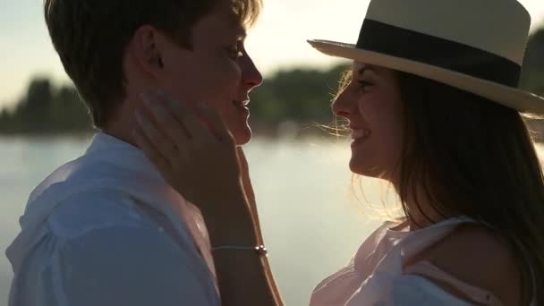 Paret leende och kyssas på nära håll — Stockvideo