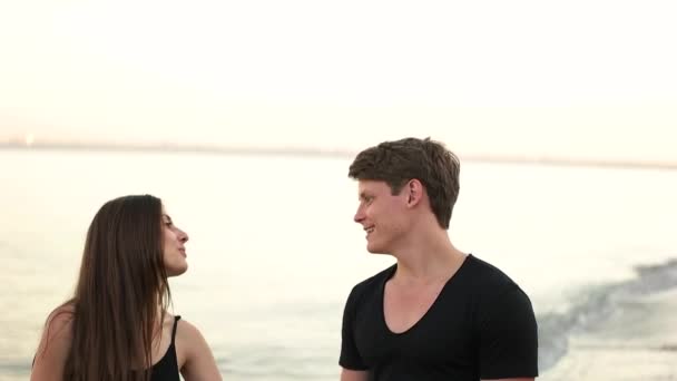 在海滩上散步的情侣 — 图库视频影像