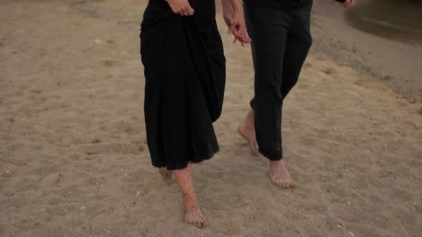 Couple walking on the sand — Stock Video