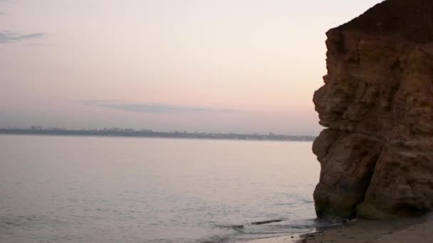 Egy homokos strand sziklák — Stock videók