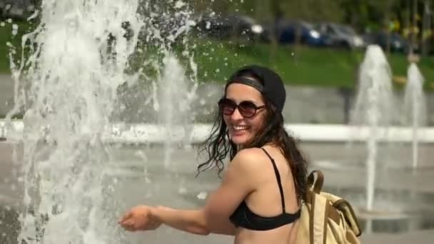 Girl with backpack at the fountain — Stock Video