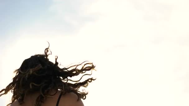 Chica en gafas de sol rodeando el pelo — Vídeo de stock