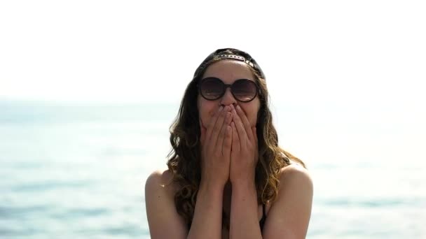 Chica en gafas de sol y gorra de béisbol sonriendo — Vídeos de Stock