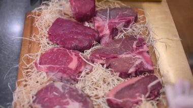 Şef için biftek et gösterir