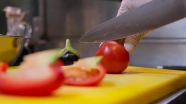 Masanın üzerinde kesme domates yemek