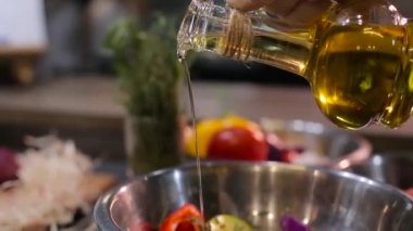 Şef salata zeytin yağı ile dökme