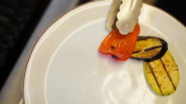 Beyaz tabakta ızgara sebze.