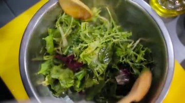Şef salata tabak içinde karıştırma