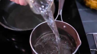 Şef tava içine su dökülen