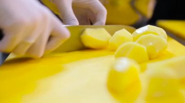 Cook dilimlenmiş patates dilimleri yakın çekim
