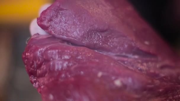 Мясо для стейка вблизи — стоковое видео