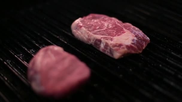 Smažení na grilu steaky — Stock video