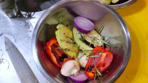 Cook makes a marinade of vegetables — Stock Video