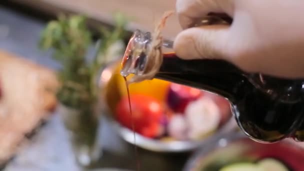 Chef vertiendo ensalada con sause — Vídeo de stock