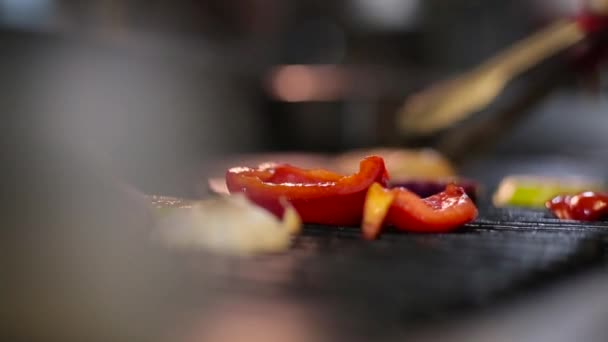 Cocinar patatas fritas verduras en la parrilla — Vídeo de stock