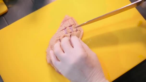 Кухар розрізає куряче м'ясо — стокове відео