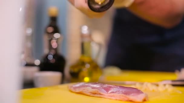 Szakács a kesztyűt a hús fűszerezés — Stock videók