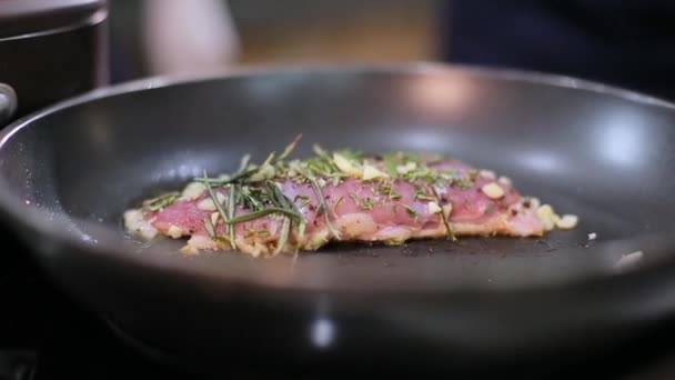 Κρέας με χόρτα τηγανισμένο σε ένα τηγάνι — Αρχείο Βίντεο