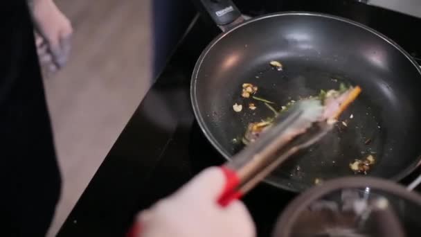 Koken gebraad vlees in een koekenpan — Stockvideo