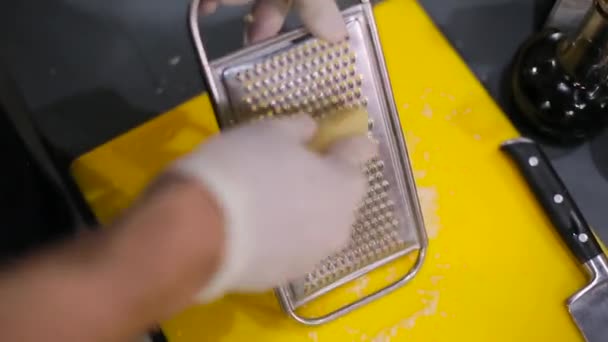 Uno chef strofina il parmigiano — Video Stock