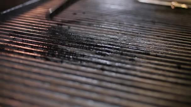 Cook lubricates a grill — Stock Video