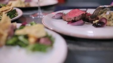 Plaete kesme biftek yakın çekim