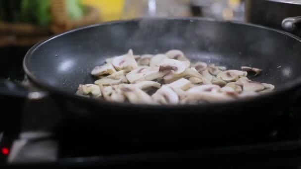 Paddestoelen geroerbakt in een pan — Stockvideo