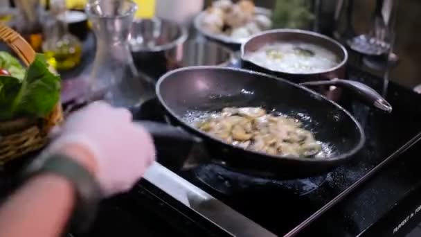 Cocinar patatas fritas setas en una sartén — Vídeo de stock