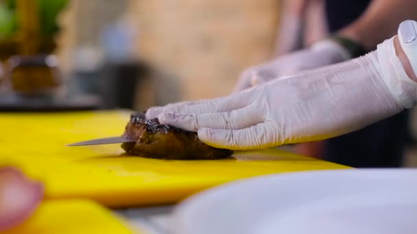 Шеф-кухар розрізає смажений стейк навпіл — стокове відео