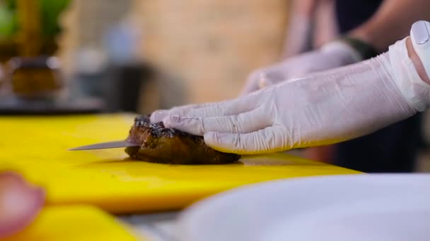 Chef taglia la bistecca fritta a metà — Video Stock