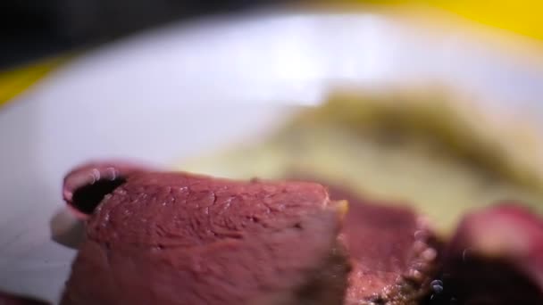 Steak na talíři zblízka — Stock video