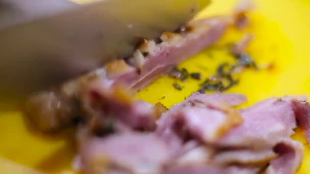 Chef corta el pecho de pato asado — Vídeo de stock