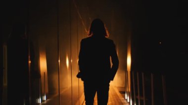 Prezentabl adam spot ışıklarına doğru yürür.