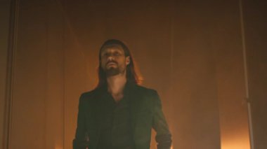 Saygıdeğer adam kendinden emin bir şekilde yürüyor.