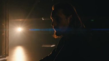 Spot ışığında poker oynayan bir adam.