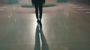 Şık bir adam alışveriş merkezine girer.