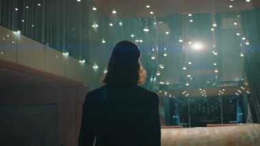 Takım elbiseli bir adam lüks iş merkezine girer.