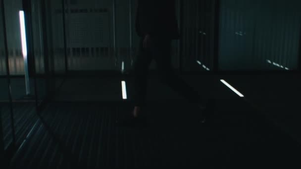 Człowiek przechodzi przez puste szklane biuro — Wideo stockowe
