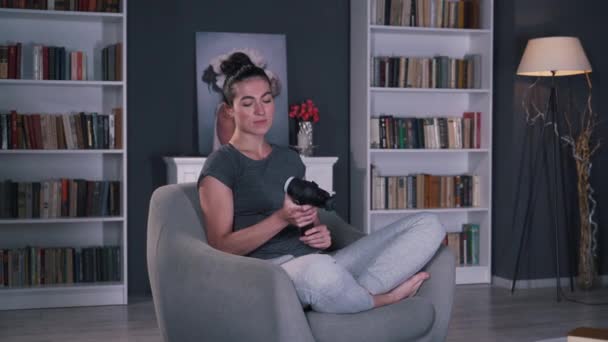 Meisje maakt gebruik van massager thuis — Stockvideo