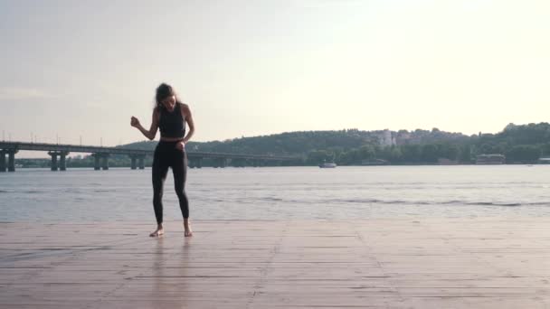 İskelede dans eden sporcu kız — Stok video