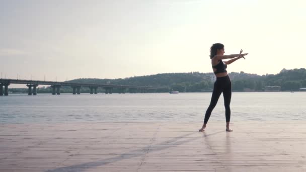 Chica de los deportes haciendo ejercicio en el muelle — Vídeo de stock