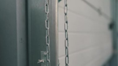 Depo kapısı kapanır.