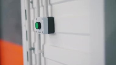 Bir çalışan depoya giriyor.